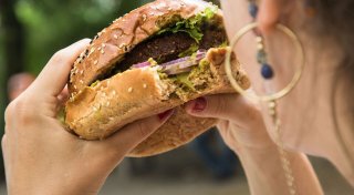 Gesünder essen klappt nicht? Umfrage zeigt, woran es hakt