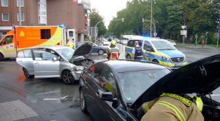 Golf prallt am Neuhäuser Tor in Paderborn auf haltenden BMW