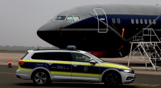 Flughafen Paderborn/Lippstadt: Zoll findet Potenzhonig und zieht teuren Goldschmuck ein