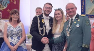 Strahlendes Königspaar: Jan Hachmeier ist Vördens neuer Schützenkönig