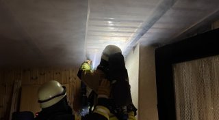 Viel Arbeit für Höxteraner Feuerwehr: Brand schwelt versteckt hinterm Holz