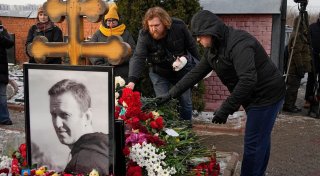 Nawalnys Todestag: Hunderte legen Blumen am Grab nieder