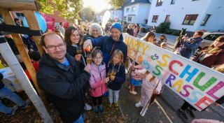 Sektfrühstück-Party vor der Grundschule: Bielefelder Eltern lassen Korken knallen