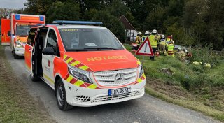Mann in Bad Salzuflen unter Rasenmäher-Traktor eingeklemmt