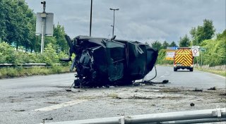 Unfall auf Bielefelder Stadtautobahn: Auto rammt Verkehrsschild und fällt auf die Seite