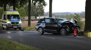 Tödlicher Unfall in Spenge: Bielefelder kommt von Fahrbahn ab und fährt gegen Baum