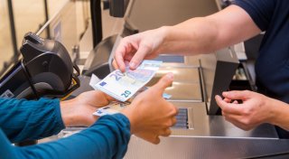 Bargeld beim Einkaufen: Diese Läden zahlen aus