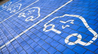 HUK-Umfrage: Umstiegstempo auf E-Autos halbiert