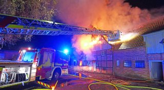 Nächtlicher Großbrand zerstört landwirtschaftliches Anwesen in Delbrück
