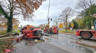 Maschine kippt auf Straße im Kreis Gütersloh um - Flüssigdünger läuft aus