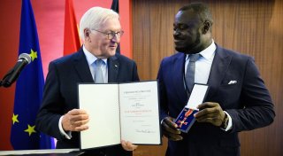 Ex-Nationalspieler Asamoah mit Bundesverdienstkreuz geehrt