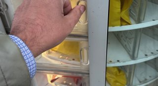 Überraschung als Geschäft: Neuer Automat in Höxter bietet Surprise-Packs an