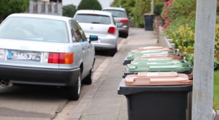 Falschparker blockiert Müllauto in Porta: Stinkende Biotonnen bleiben tagelang stehen