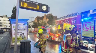 Feuerwehr löscht brennenden Mülleimer an der Paderborner Bahnhofstraße
