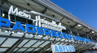 Fluggast zerstört am Paderborner Airport Schrankenanlage - das hat Konsequenzen