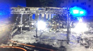 Hoher Sachschaden: Unterstand an Paderborner Wohnhaus brennt vollständig aus