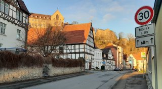 Runter vom Gas: Grüne fordern Tempolimit in Warburger Altstadt