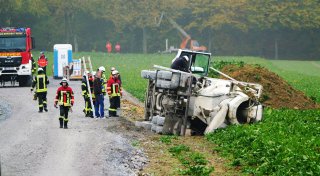 Betontransporter kippt auf Baustraße bei Borchen um