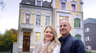 Güterslohs Immobilienmakler-Traumpaar eröffnet neues Büro in bekannter Villa