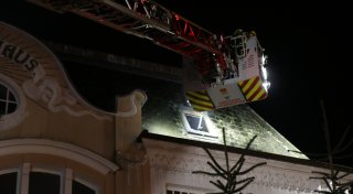 125 Jahre altes Haus am Alten Markt in Herford brennt - zwei Feuerwehrleute verletzt