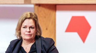 Mehr Gewalt gegen Frauen: Faeser für elektronische Fußfessel