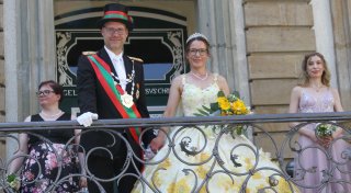 Sebastiöner feiern in Büren Schützenfest: Königin zeigt sich in besonderem Kleid