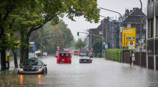 Heftiger Starkregen im Westen von NRW - Feuerwehren im Dauereinsatz