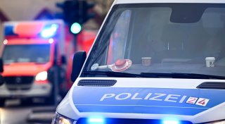 Kunde attackiert vor Supermarkt in Berlin zwei Männer