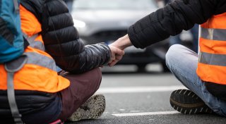 „Extinction Rebellion“ blockiert Straße in Bielefeld