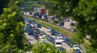 Autofahrern droht am Wochenende langes Warten in der Hitze