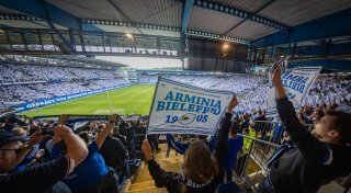 120 Jahre Arminia Bielefeld: Gigantische Choreo zum Geburtstag - mit Fotos
