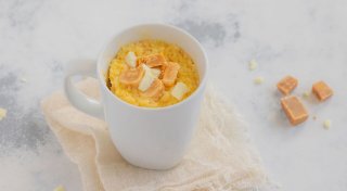 Rezept für Tassenkuchen mit weißer Schokolade und Karamell