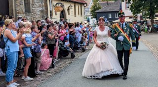 Schützenfest in Neuenheerse: Königin verzaubert mit champagnerfarbenen Traumkleid