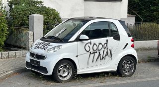 Anwohner ratlos: Beschmierter Lieferwagen in Bielefeld