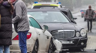 Herforder verliert Kontrolle und kracht in parkende Autos in Bielefeld