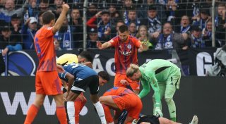 Schalker Abwehrchef hilft bewusstlosem Gegner