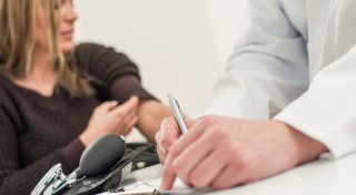 Vom Arzt nicht ernst genommen? Frauen erleben das häufiger