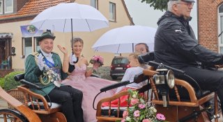 Sonne, Sturm, Regen: Schützenpaar in Borgentreich trotzt dem Wetter