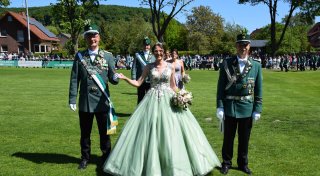 Kleid lässt die Schützenkönigin in Lichtenau-Husen strahlen