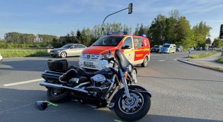 Schwerer Unfall auf Herforder Straße in Bielefeld: Auto erfasst Motorradfahrer