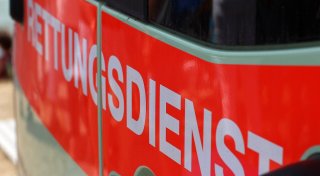 Kia-Fahrerin übersieht Vorfahrt: Motorradfahrer in Enger schwer verletzt