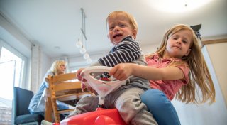 Zoff unter Geschwistern: Bitte nicht sofort einschreiten