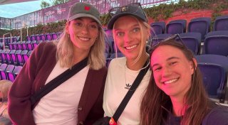 Bielefelder Volleyballerin trifft Beach-Promis in Australien