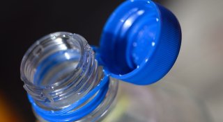 Fest verbundene Deckel nerven Verbraucher beim Trinken