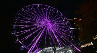 Wahrzeichen strahlen zum Weltmädchentag in Pink