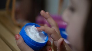 Kosmetik-Trends bei Kindern - Schadet das der jungen Haut?