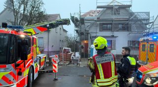 Paderborner Feuerwehr rettet verunglückten Dachdecker aus luftiger Höhe vom Gerüst