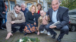 Englische Familie reist für Stolpersteinverlegung nach Bielefeld