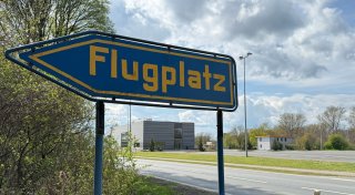Kleinflugzeug stürzt auf Gelände von Stahlkonzern: zwei Tote