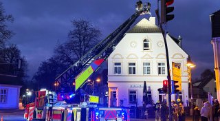 Feuerwehreinsatz an zentraler Kreuzung in Paderborn-Schloß Neuhaus